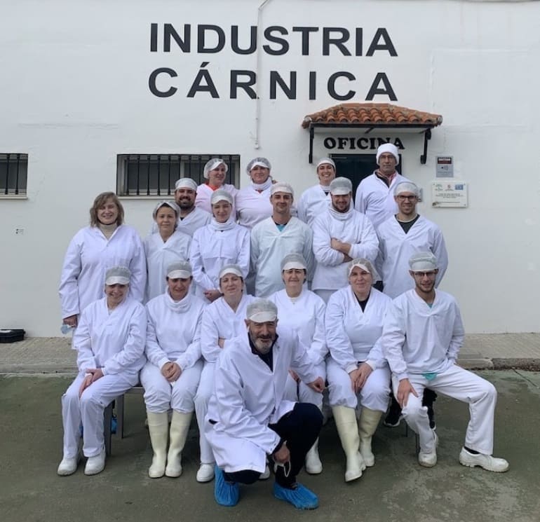 Proceso de control de calidad y corte de carne en APM Packers, en una instalación certificada IFS para garantizar la seguridad alimentaria en todos nuestros productos de exportación.